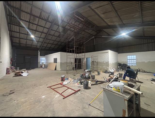 250M² WAREHOUSE TO LET IN STIKLAND INDUSTRIAL